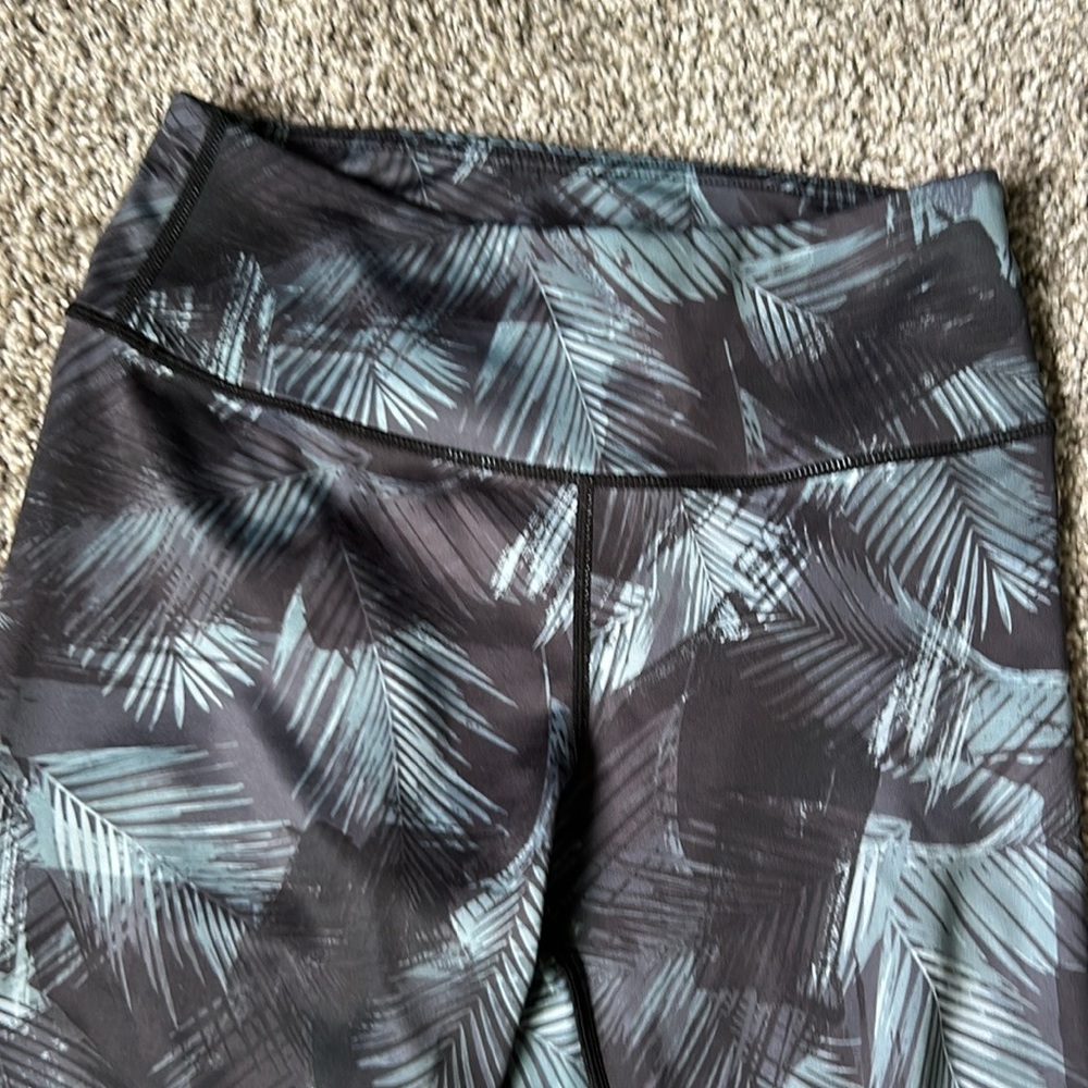 Yelete active leggings size small, plant print